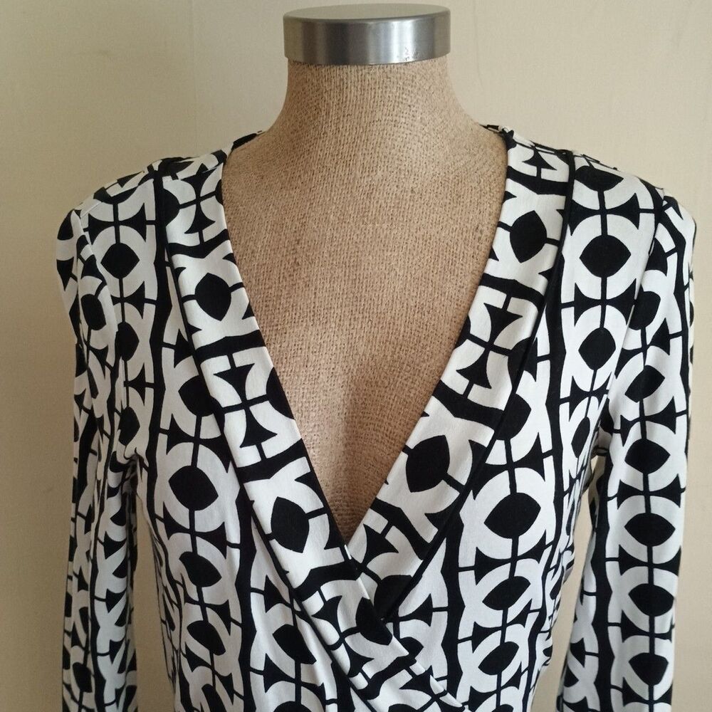 BANANA REPUBLIC Wrap Dress Womens Size M Black White Geometric Long Sleeve - Picture 2 of 9